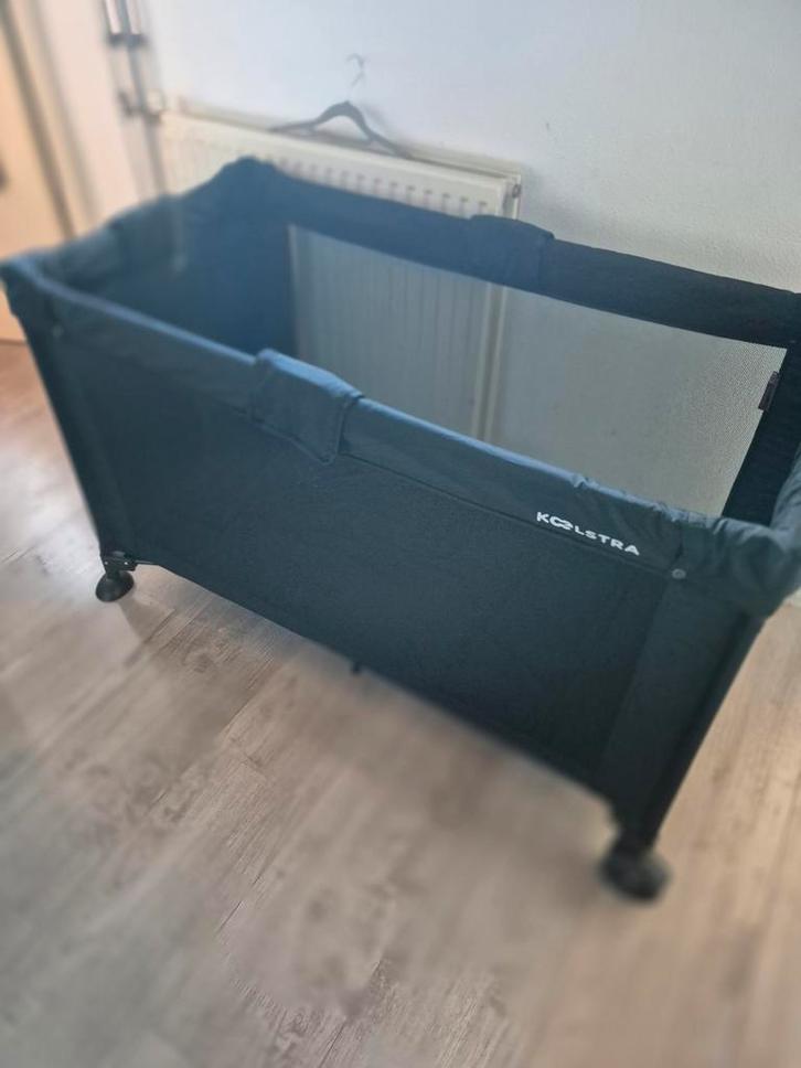 Koelstra T5 Campingbedje + Qute Matras, Kinderen en Baby's, Boxen, Zo goed als nieuw, Rechthoekig, Wieltjes, Ophalen