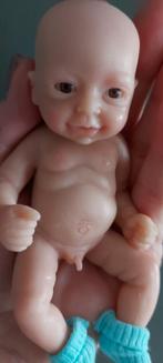 Leuk siliconen baby'tje (jongetje), Verzamelen, Poppen, Ophalen of Verzenden, Zo goed als nieuw, Kleertjes