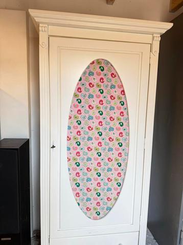 Mooie houten kinderkledingkast met leg- en hanggedeelte