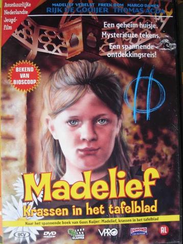 Madelief krassen in het tafelblad  beschikbaar voor biedingen