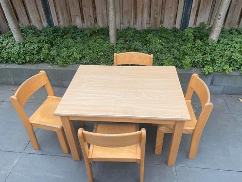 Kinderschooltafel  met 4 stoelen retro stijl en oerdegelijk, Kinderen en Baby's, Kinderkamer | Tafels en Stoelen, Gebruikt, Tafel(s) en Stoel(en)
