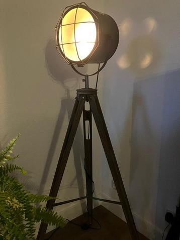 Mooie Vloerlamp - industrieel beschikbaar voor biedingen