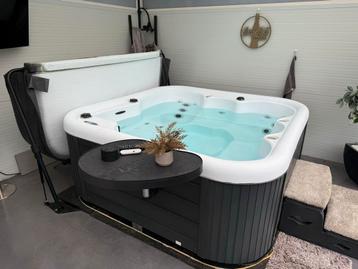 Luxe Jacuzzi 200x200 - Uitstekende Staat beschikbaar voor biedingen