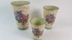 Set van 3 brocante vazen, bloemmotief, plastic. S15, Tweedehands verkoop, Tweedehands verkoop, Gebruikt, Overige kleuren