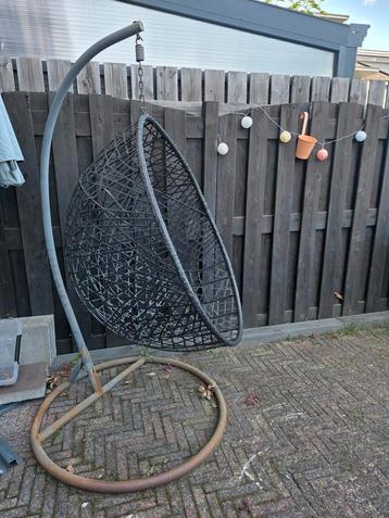 Hangstoel met standaard beschikbaar voor biedingen