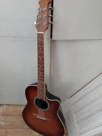 Ovation Celebrity Gitaar - Weinig Gebruikt + Koffer beschikbaar voor biedingen