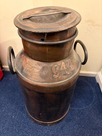 Oude (ijzeren)melkbus in koperkleur beschikbaar voor biedingen