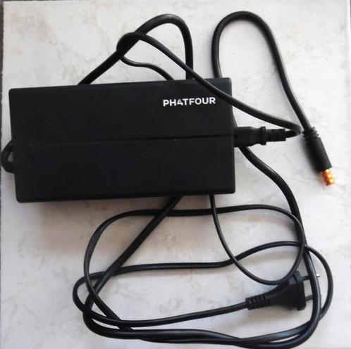 Phatfour FLX oplader Bafang 49.2V 2A model SSLC100V49A, Fietsen en Brommers, Fietsaccessoires | Fietsaccu's, Zo goed als nieuw