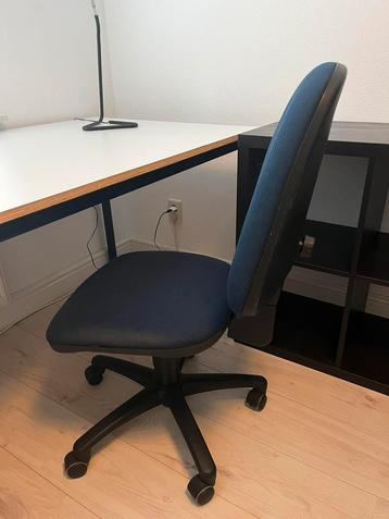 blauwe bureaustoel beschikbaar voor biedingen