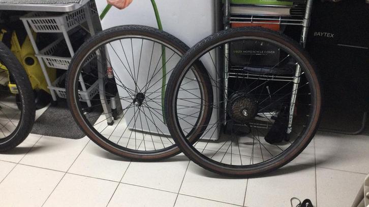 Wielset Shimano 28 inch met electrische motor, Fietsen en Brommers, Fietsonderdelen, Zo goed als nieuw, Algemeen, Wiel, Ophalen of Verzenden