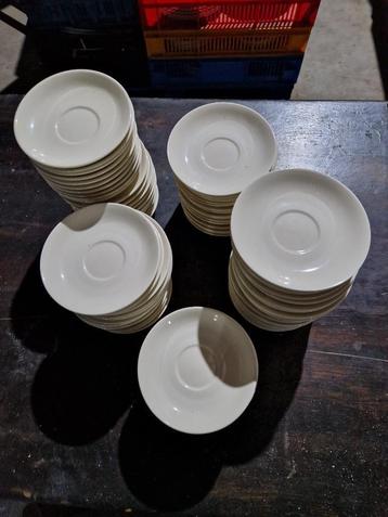135 stuks aardewerken schotels crème 14cm   beschikbaar voor biedingen