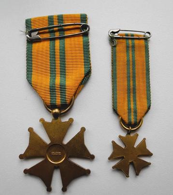 2 stuks: Kruis voor betoonde marsvaardigheid jaren 50 NBVLO beschikbaar voor biedingen