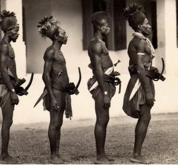 Boa Angba groot oorlogszwaard 1890 -1900 coll. Antropoloog beschikbaar voor biedingen