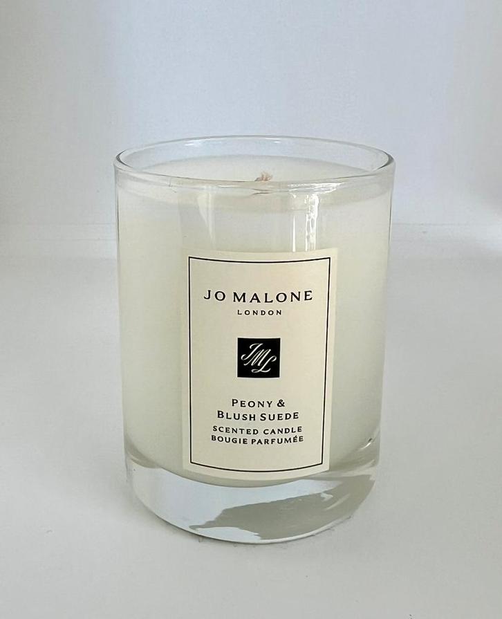Jo Malone Peony & Blush Suede Scented Candle 65g, Huis en Inrichting, Woonaccessoires | Kandelaars en Kaarsen, Nieuw, Kaars, Minder dan 25 cm