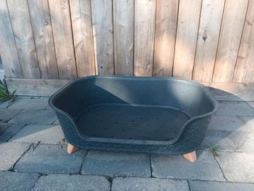 Kunststof hondenmand beschikbaar voor biedingen