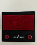 Stone Island badge logo rood compleet incl 2 knopen, Verzamelen, Speldjes, Pins en Buttons, Nieuw, Ophalen of Verzenden