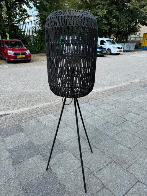 Vloerlamp Rami zwart – Kwantum – moderne designlamp, Huis en Inrichting, Lampen | Vloerlampen, Zo goed als nieuw, 100 tot 150 cm