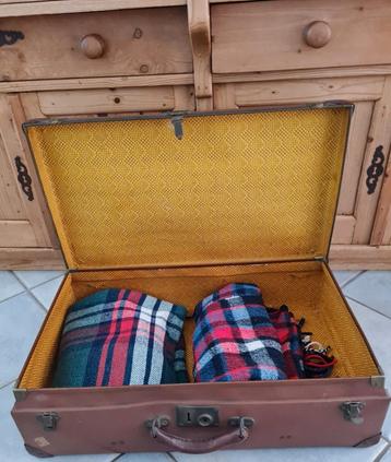 Oude koffer inclusief 2 vintage plaids beschikbaar voor biedingen