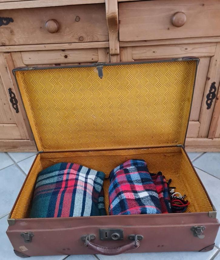 Oude koffer inclusief 2 vintage plaids, Huis en Inrichting, Woonaccessoires | Kisten, Gebruikt, Minder dan 50 cm, Minder dan 50 cm