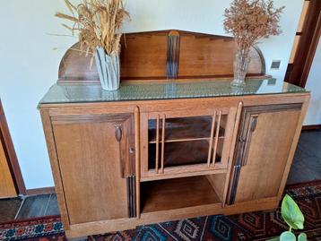 Oud dressoir of wandkast met glasplaat beschikbaar voor biedingen