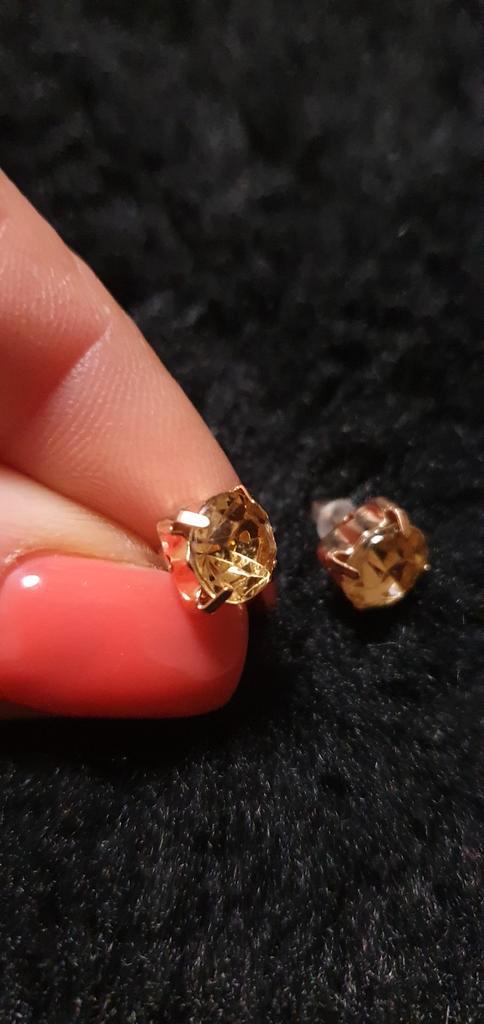 Goudkleurige oorbellen met gele steen, Sieraden, Tassen en Uiterlijk, Oorbellen, Zo goed als nieuw, Knopjes of Stekers, Goud, Geel