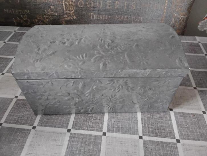 Mooie zinken bak met deksel heeft ingestanste print, Huis en Inrichting, Kasten | Schoenenrekken, Ophalen