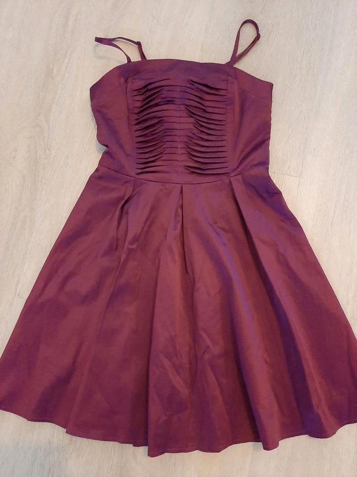 Aubergine korte galajurk maat 34., Kleding | Dames, Gelegenheidskleding, Zo goed als nieuw, Overige typen, Maat 34 (XS) of kleiner