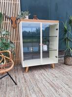 Vintage Kastje Met Glas Retro Design Vitrinekast Pootjes, BlijeSpullen.nl, Met deur(en), 100 tot 150 cm, 50 tot 100 cm