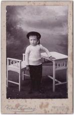 Kabinetfoto Kind Jongen Pet Stoel - Foto Henning Middelburg, Gebruikt, Foto, Ophalen of Verzenden, Voor 1940