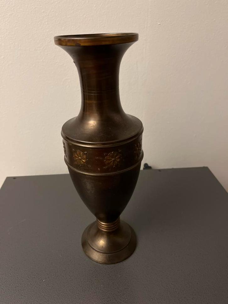 Vintage Metalen Vaas met Bloemmotief, Huis en Inrichting, Woonaccessoires | Vazen, Gebruikt, Overige kleuren, 50 tot 75 cm, Overige materialen