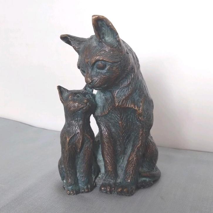 Bronze beeldje kat met  jong, Tuin en Terras, Tuinbeelden, Zo goed als nieuw, Dierenbeeld, Overige materialen, Ophalen