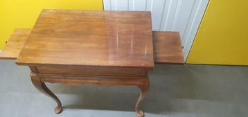 Houten theetafeltje. televisietafel. beschikbaar voor biedingen