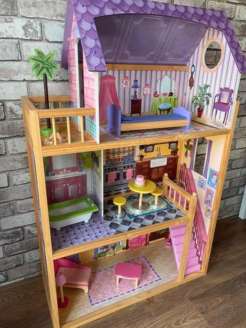 Poppenhuis met accessoires 