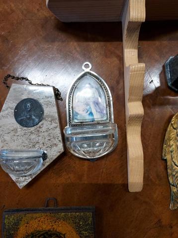 Diverse religieuze voorwerpen, worden in één koop verkocht. beschikbaar voor biedingen
