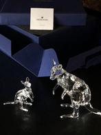 NIEUWSTAAT SWAROVSKI KANGOEROE MET JONGE, Verzamelen, Swarovski, Ophalen of Verzenden, Zo goed als nieuw, Figuurtje