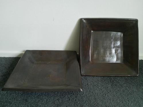 2 Bruine zware aardewerk schalen, Huis en Inrichting, Woonaccessoires | Schalen en Manden, Zo goed als nieuw, Schaal, Vierkant