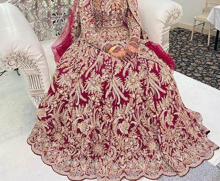 Prachtige Rode Trouwjurk met Gouden Details, lehenga, Kleding | Dames, Trouwkleding en Trouwaccessoires, Gedragen, Trouwjurk, Rood