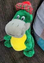 Dino knuffel dinosaurus met Engelse pet, Ophalen of Verzenden, Zo goed als nieuw, Overige typen