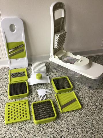 Keukenhulpjes met magnetron kookboek beschikbaar voor biedingen