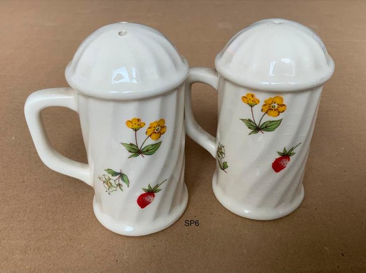 Porcelain Salt and Pepper Set, Antiek en Kunst, Antiek | Porselein, Ophalen of Verzenden