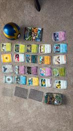 Pokemon kaarten 21 stuks verzamelblik en bal en hoesjes, Hobby en Vrije tijd, Verzamelkaartspellen | Pokémon, Ophalen of Verzenden