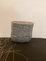 2 Stenen Potten - Hoogte 29cm, Breedte 28cm, Tuin en Terras, Bloempotten, 25 tot 40 cm, Gebruikt, Rond, Binnen