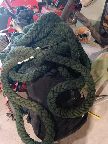  Twee abseiltouwen
Lengte 27 meter diameter  P/m 60mm beschikbaar voor biedingen