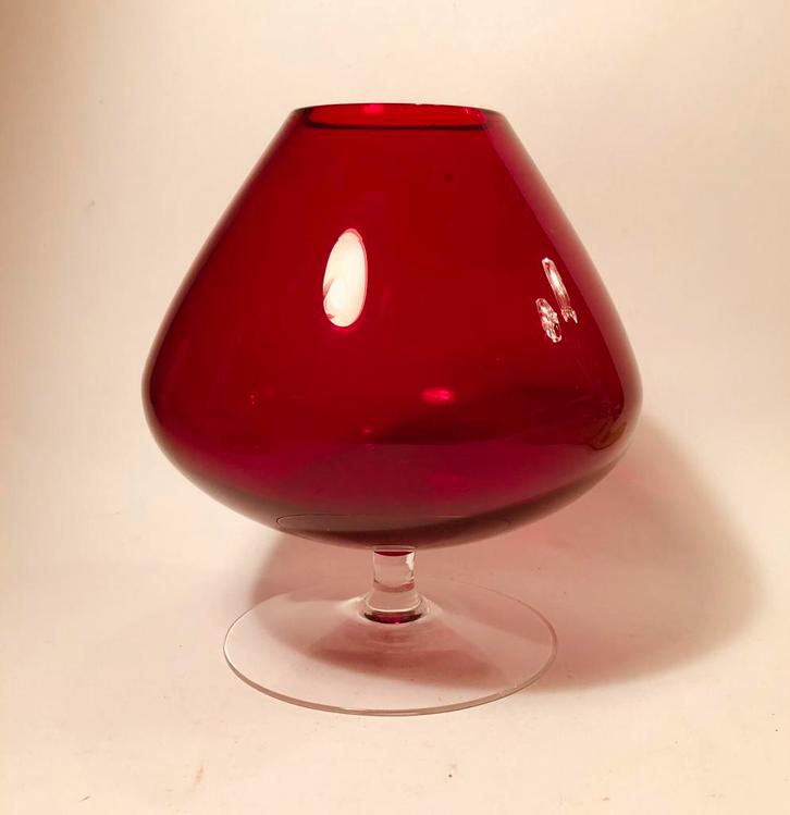 Mooie glazen vaas, kelk van rood glas, Huis en Inrichting, Woonaccessoires | Vazen, Zo goed als nieuw, Rood, Minder dan 50 cm