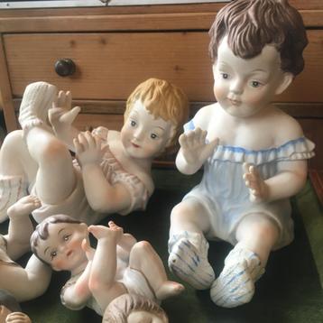 Twee grote porseleinen beelden: baby’s, ongeveer 26 cm hoog beschikbaar voor biedingen