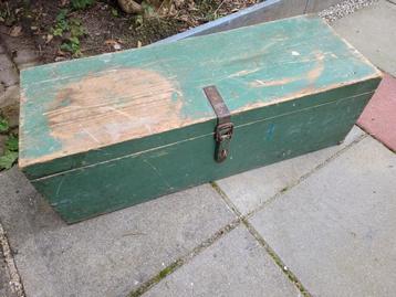 Leuke oude houten gereedschapskist beschikbaar voor biedingen
