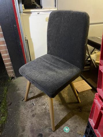 Stoelen 18 stuks grijs met houtenpoten beschikbaar voor biedingen