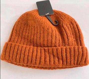 Muts in verschillende kleuren beschikbaar voor biedingen