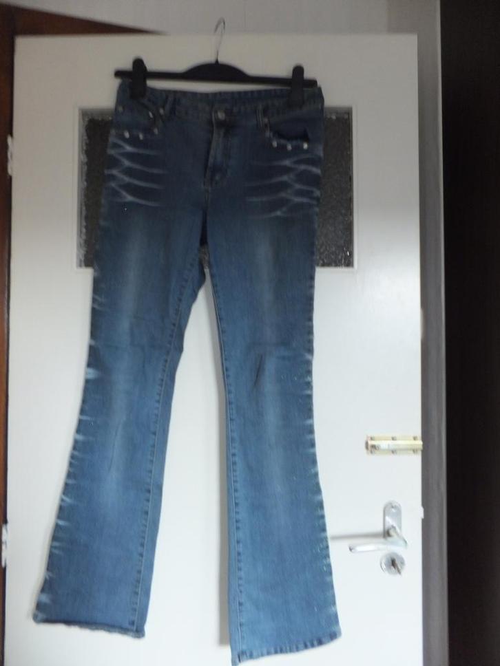 Aparte 5 pocket jeans met studs en glitters afgewerkt. 38/40, Kleding | Dames, Spijkerbroeken en Jeans, Gedragen, W30 - W32 (confectie 38/40)