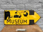 Stokoud blikken Museum bordje in vorm van een pijl!, Ophalen of Verzenden